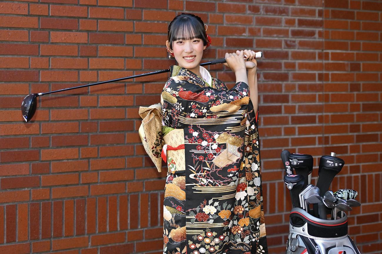 日野市二十歳のつどいで振袖姿でスイングする馬場（撮影・滝沢徹郎）