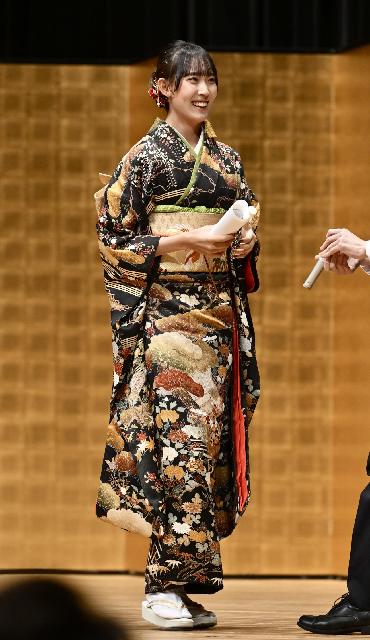 日野市二十歳のつどいのスピーチを終え降壇する馬場（撮影・滝沢徹郎）