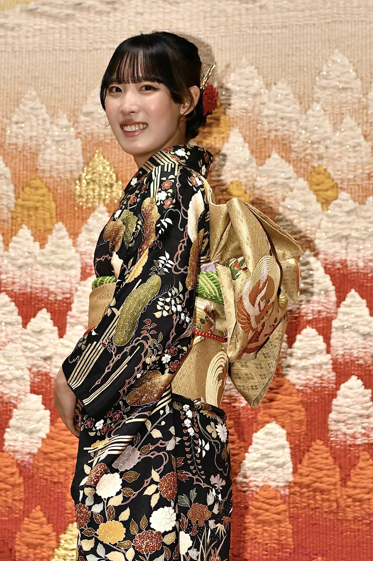 日野市二十歳のつどいで振袖姿を披露する馬場（撮影・滝沢徹郎）
