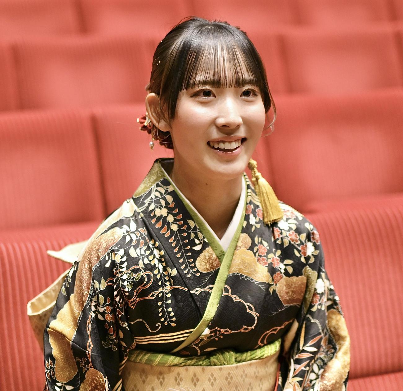 日野市二十歳のつどいで取材に応じる馬場（撮影・滝沢徹郎）