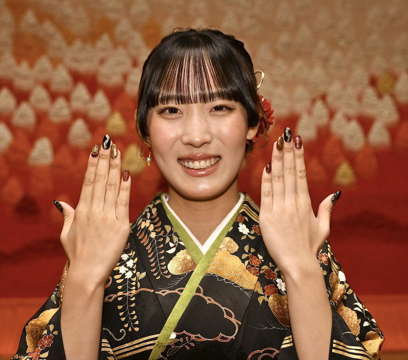 日野市二十歳のつどいで振袖に合わせたネイルを披露する馬場（撮影・滝沢徹郎）