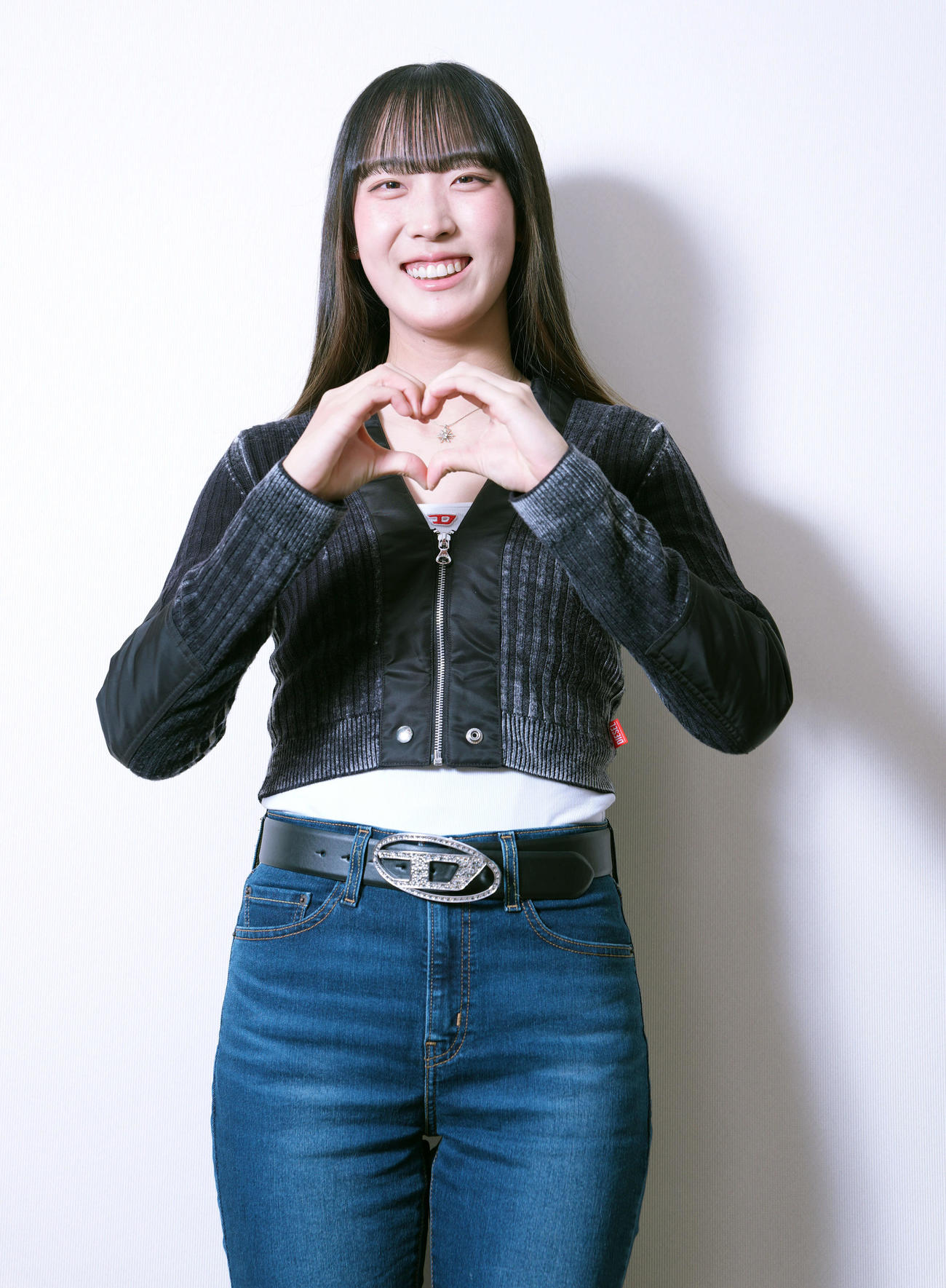 私服でポーズを決める馬場咲希（撮影・たえ見朱実）