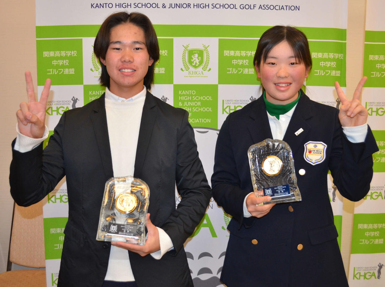 優勝した男子の須藤はんと（左）と女子の白旗みあ