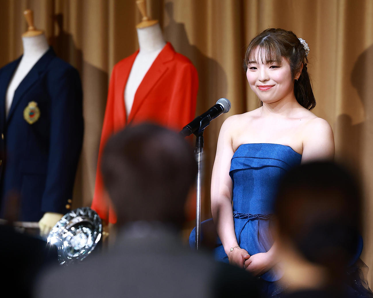年間女王祝勝パーティーのあいさつで、亡くなった尾崎将司さんに感謝する佐久間朱莉（撮影・野上伸悟）