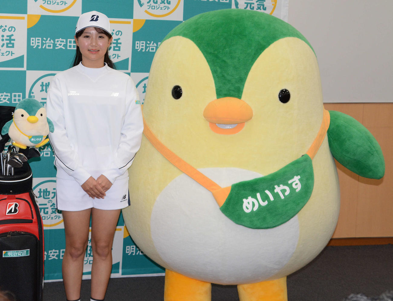 明治安田と所属契約を締結した伊藤愛華。右は同社のキャラクターめいやすペンタン