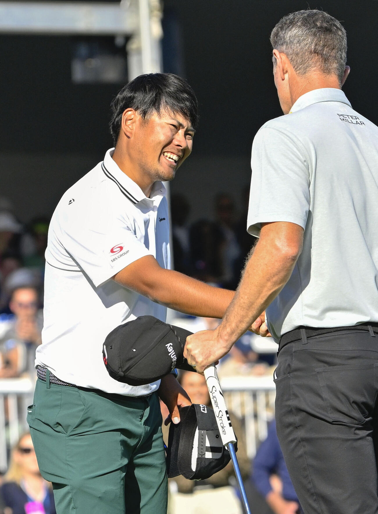 最終ラウンド、ホールアウトする久常涼。右は優勝したジャスティン・ローズ（共同）