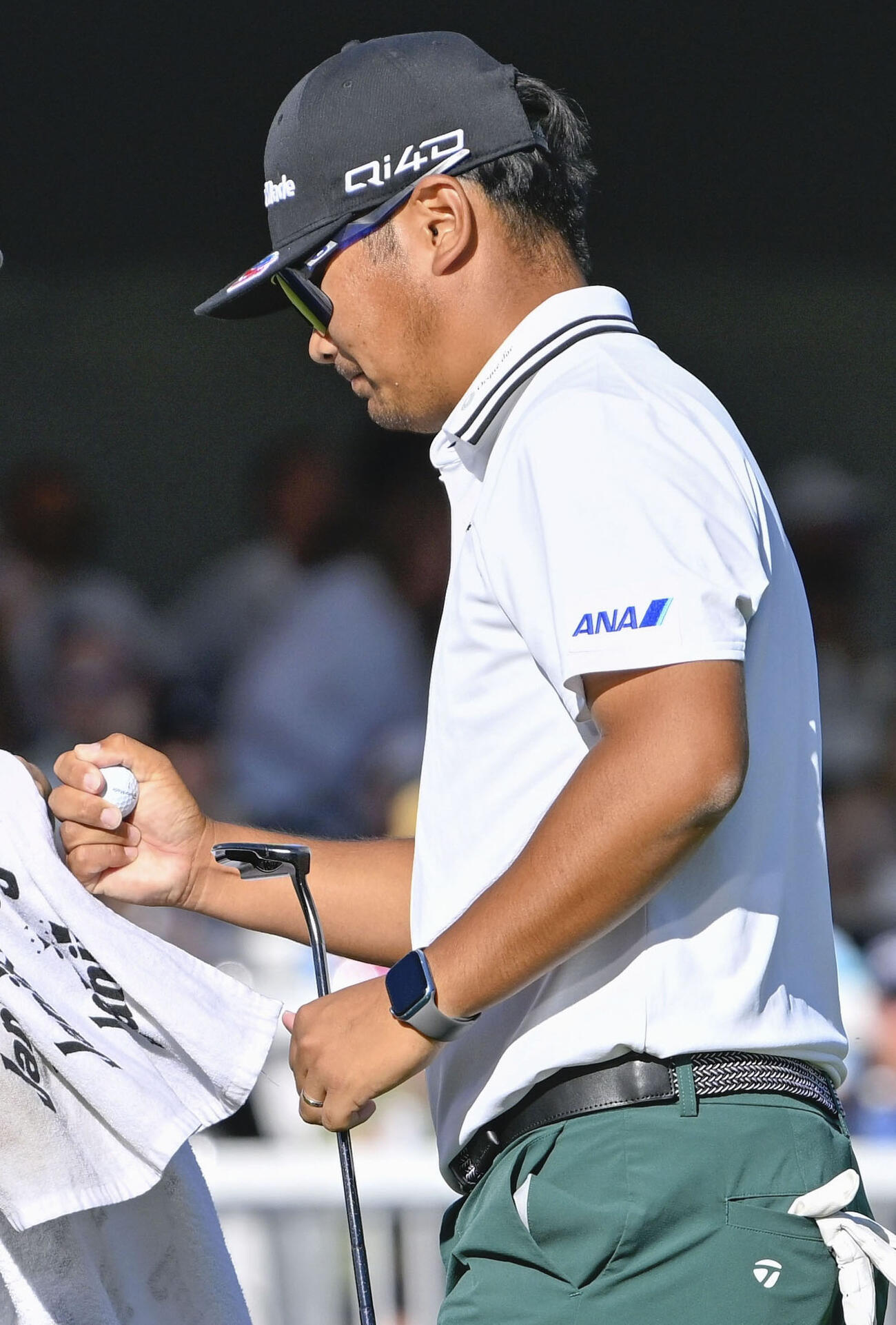 最終ラウンド、ホールアウトし、ガッツポーズする久常涼。通算16アンダーで2位（共同）