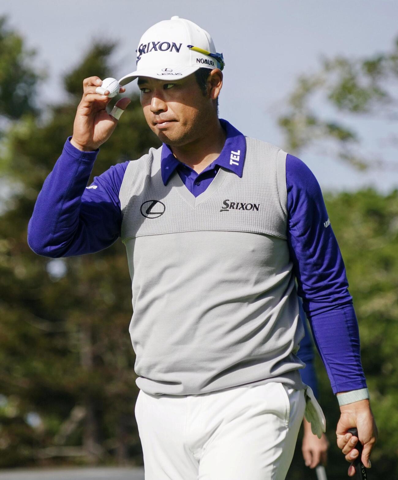 第2ラウンド、9番でバーディーを奪い、拍手に応える松山英樹。通算10アンダーの10位に浮上（共同）