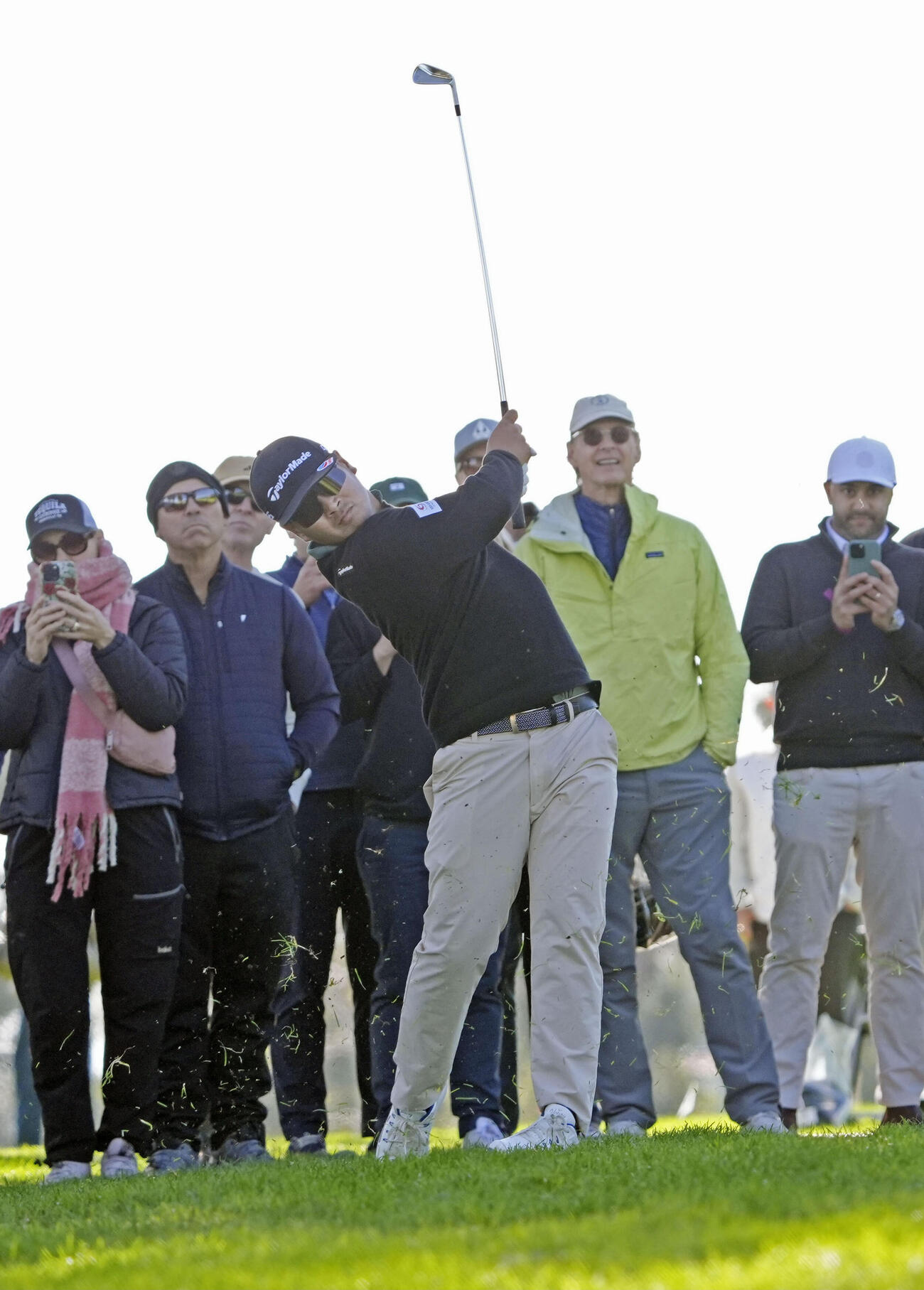 第2ラウンド、18番でラフからの第2打を放つ久常涼（共同）