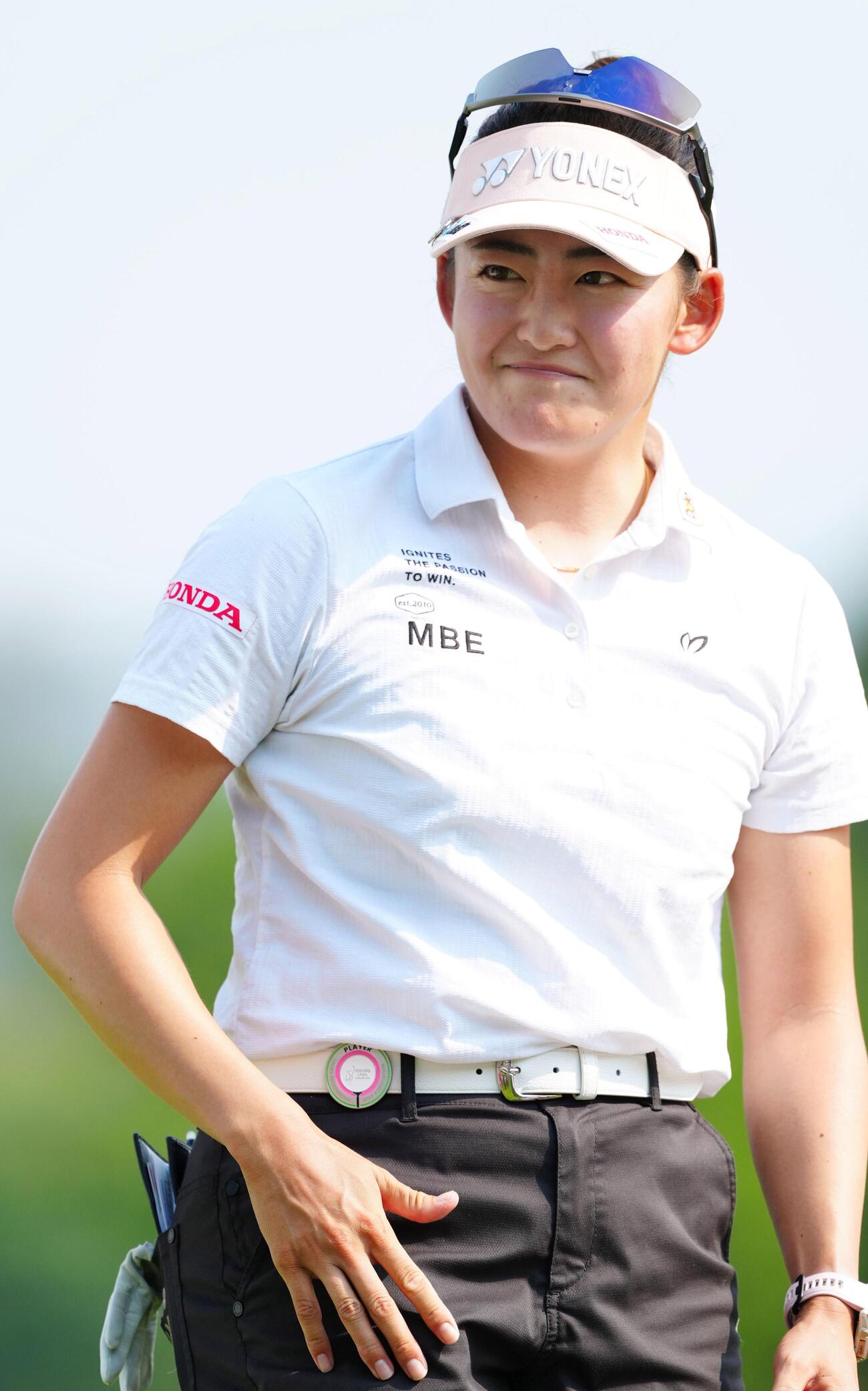 第3ラウンド、笑顔でホールアウトする岩井千怜。通算17アンダーで3位（共同）