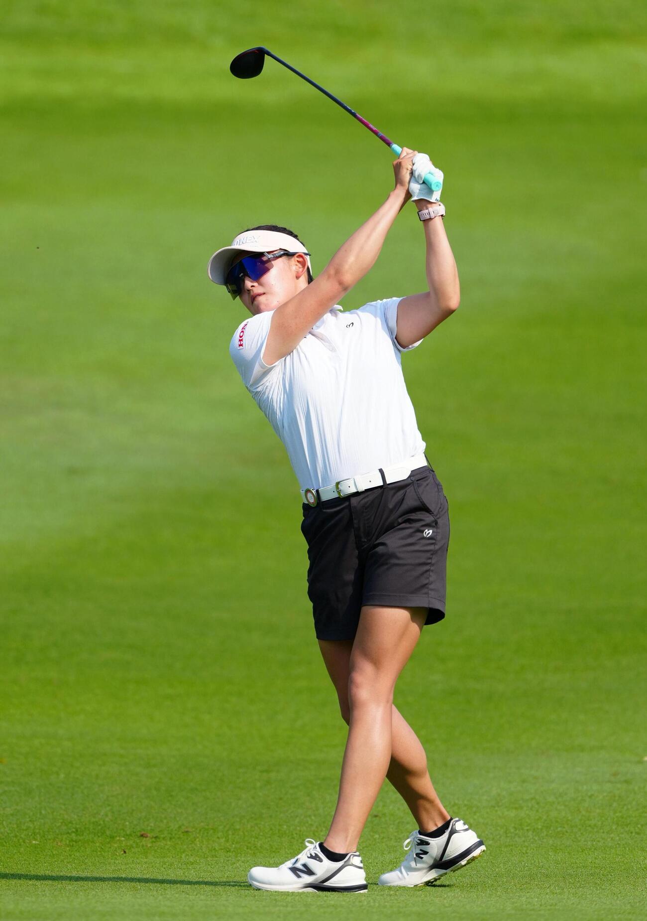 第3ラウンド、18番で第2打を放つ岩井千怜。通算17アンダーで3位（共同）