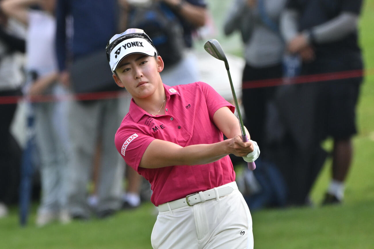 ホンダLPGA　最終ラウンド、1番グリーンでショットを放つ岩井千怜（AP）