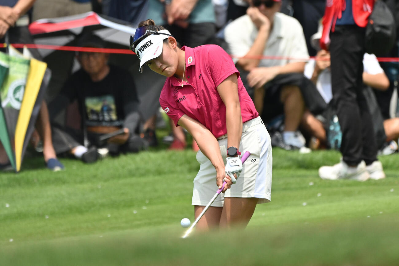 ホンダLPGA　最終ラウンド、8番グリーンでショットを放つ岩井千怜（AP）