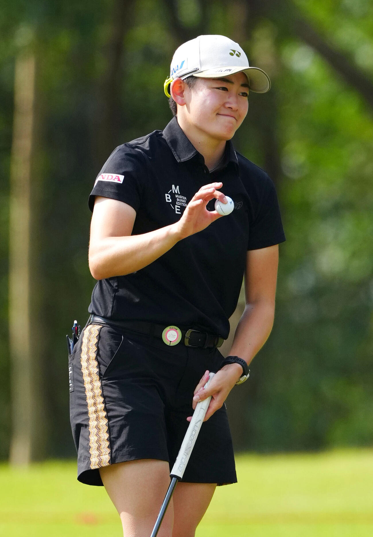 最終ラウンド、13番でバーディーを奪いギャラリーの拍手に応える岩井明愛。通算5アンダーで48位＝サイアムCC（共同）