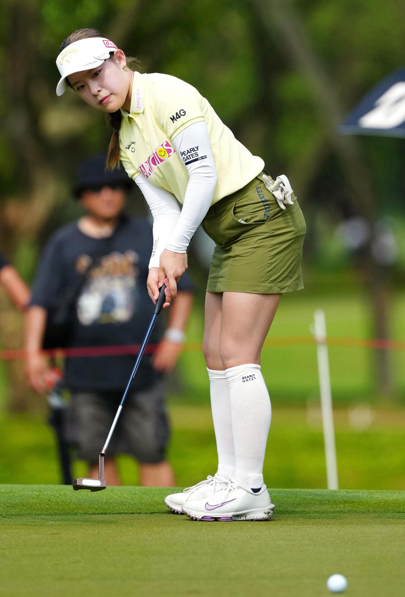 最終ラウンド、11番でパットを放つ吉田鈴。通算3オーバーで61位＝サイアムCC（共同）