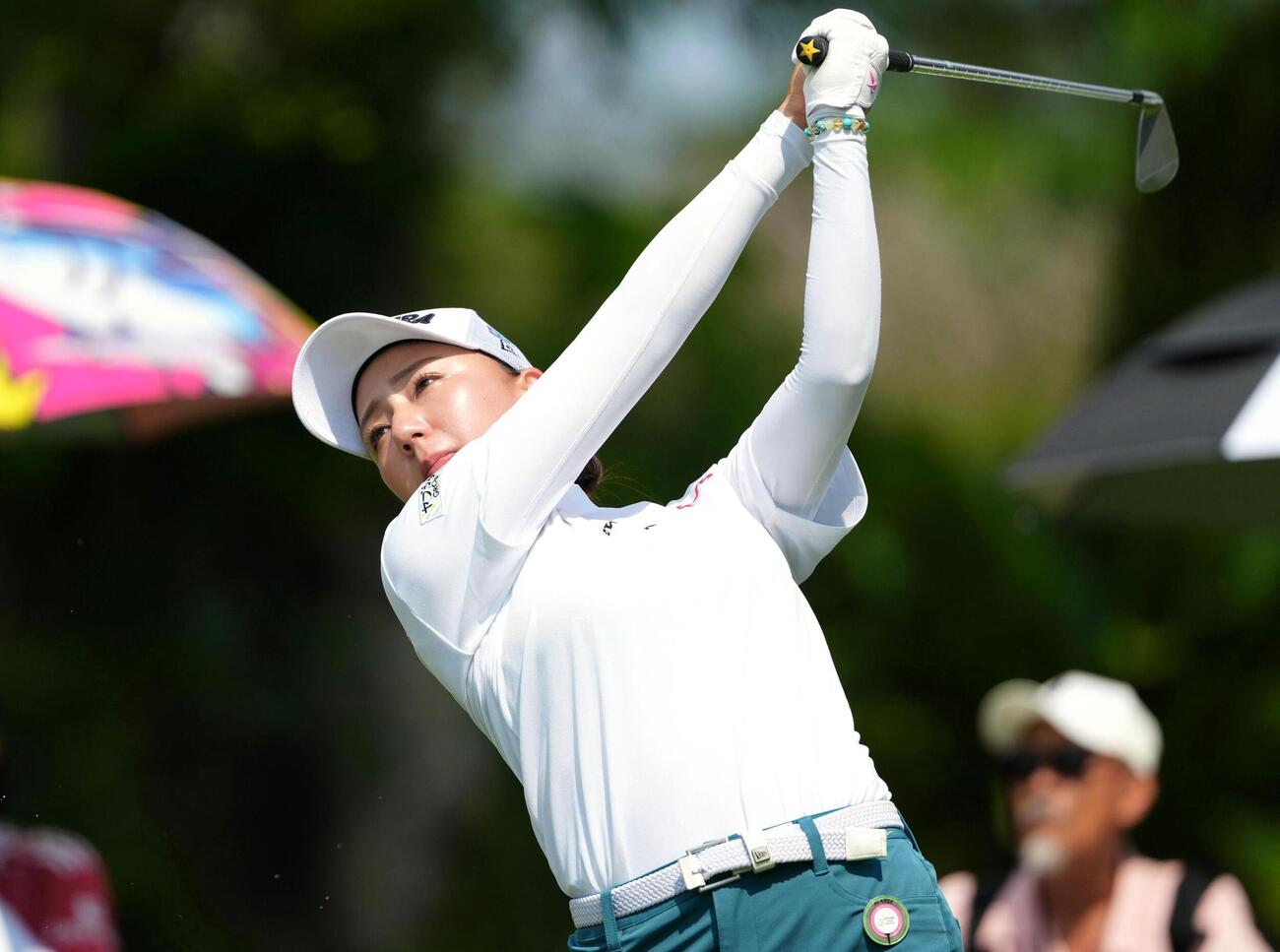 最終ラウンド、12番でティーショットを放つ宮田成華。通算6オーバーで65位＝サイアムCC（共同）