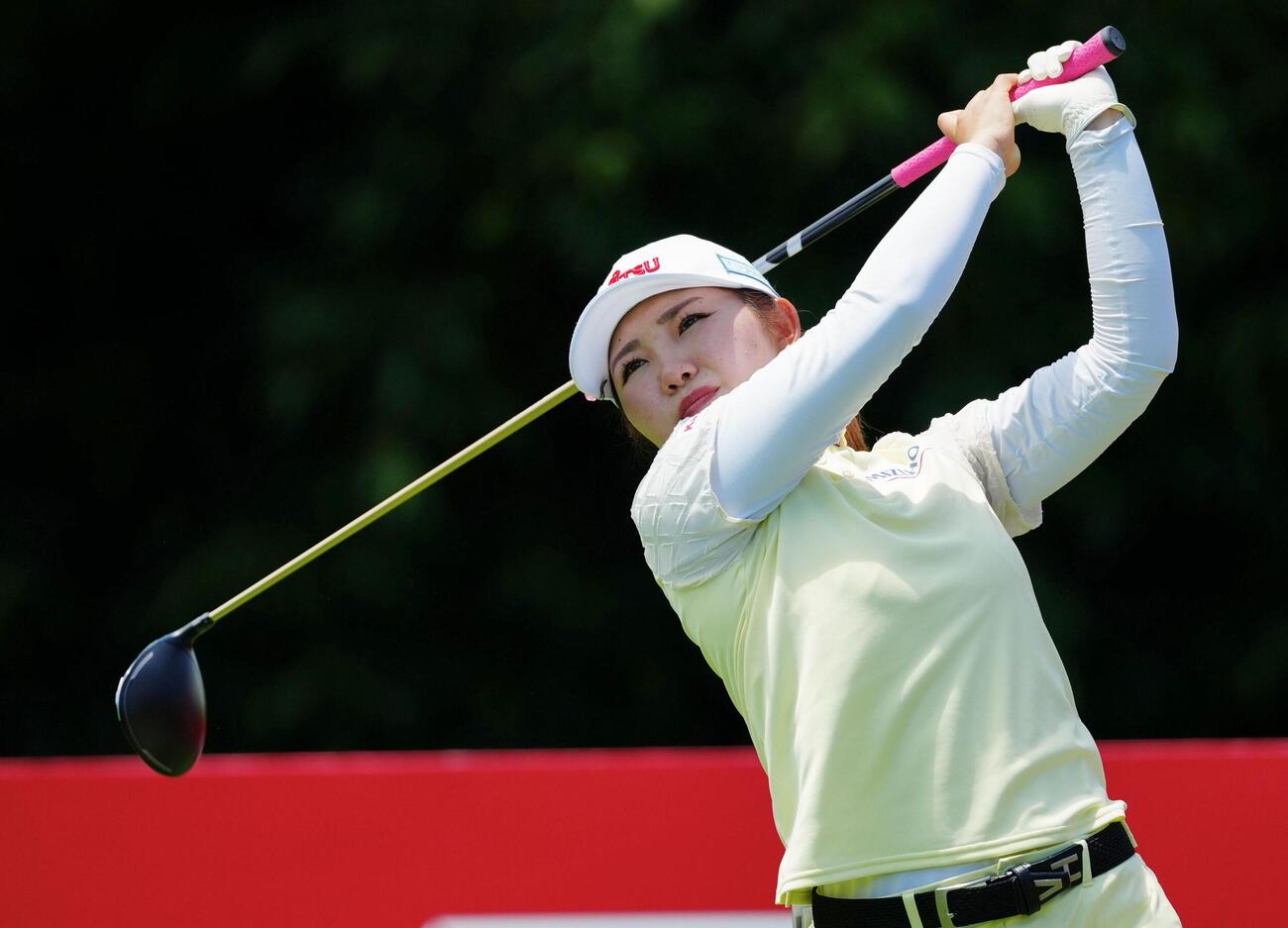 第1ラウンド、3番でティーショットを放つ古江彩佳。1アンダーで18位（共同）