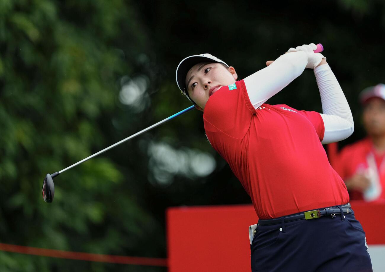 第1ラウンド、3番でティーショットを放つ竹田麗央。1アンダーで18位（共同）