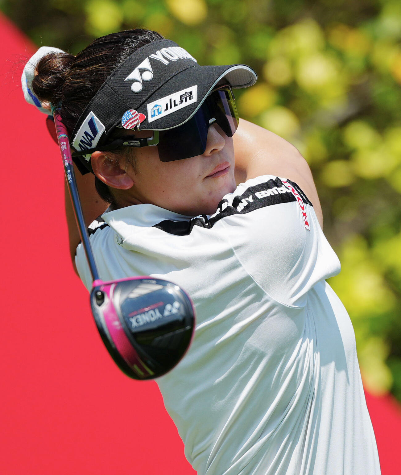 第1ラウンド、6番でティーショットを放つ岩井千怜。1オーバーで36位（共同）