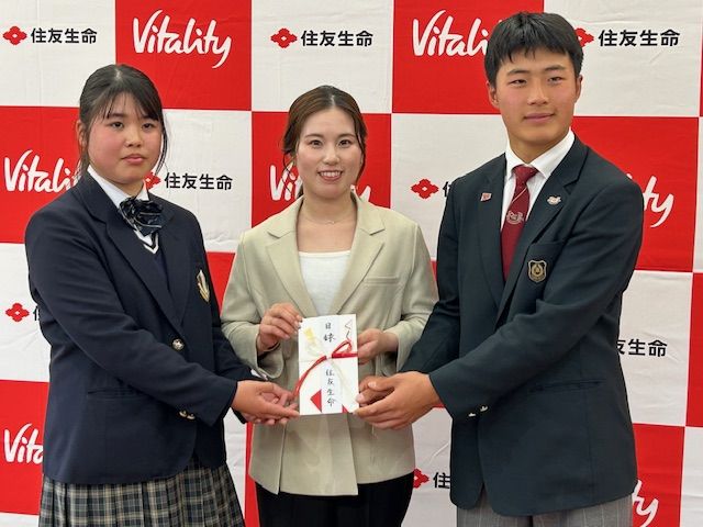 寄付金贈呈を行った西村優菜（中央）、左は関西ゴルフ連盟の佐藤心裕、右は山田龍之介