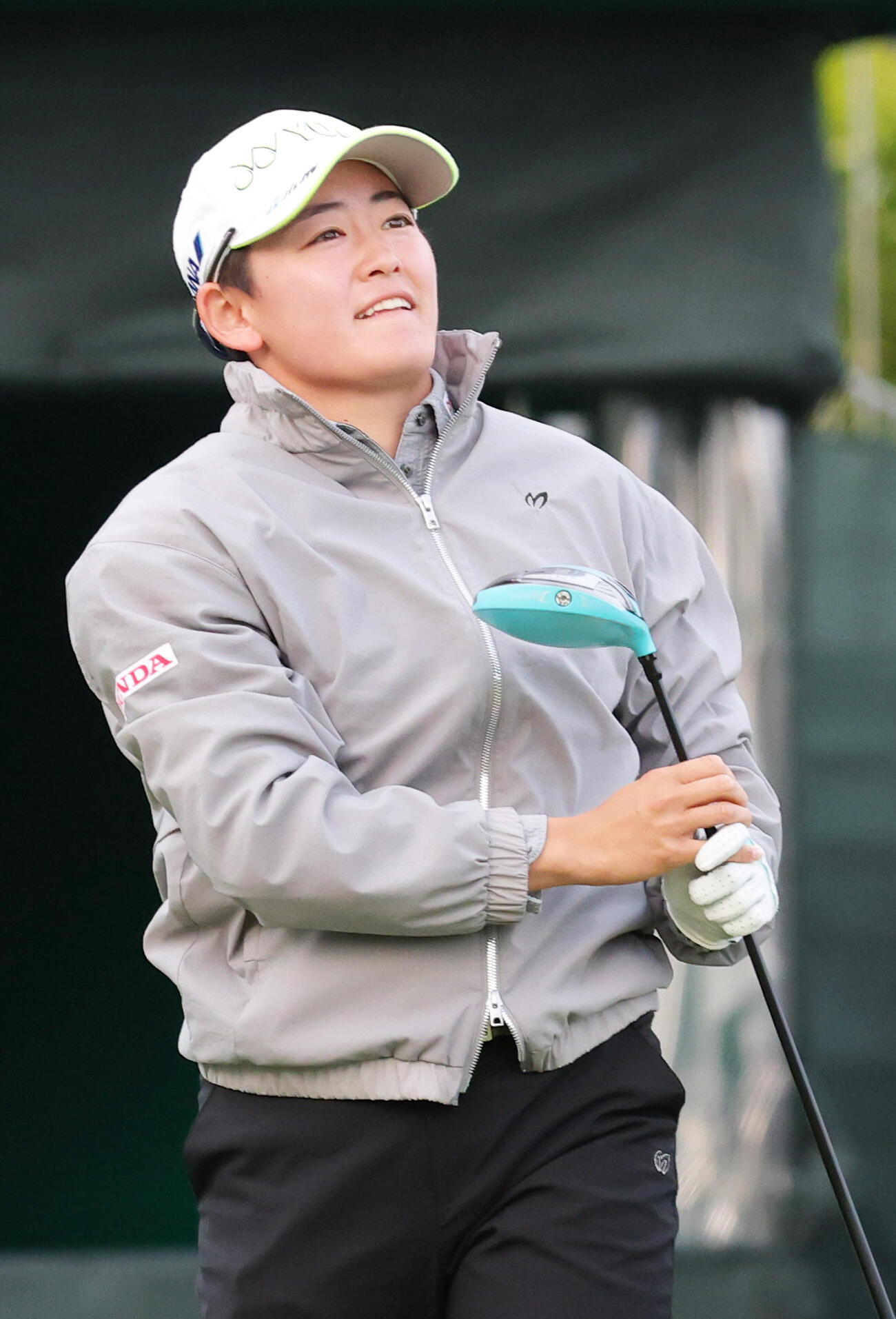 ティーショットを放つ岩井明（撮影・上山淳一）