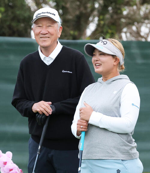プロアマ戦を前に笑顔を見せる鈴木（手前）と青木功氏（撮影・上山淳一）