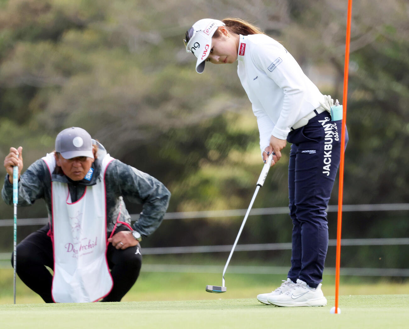 プロアマ戦で調整する佐久間（撮影・上山淳一）