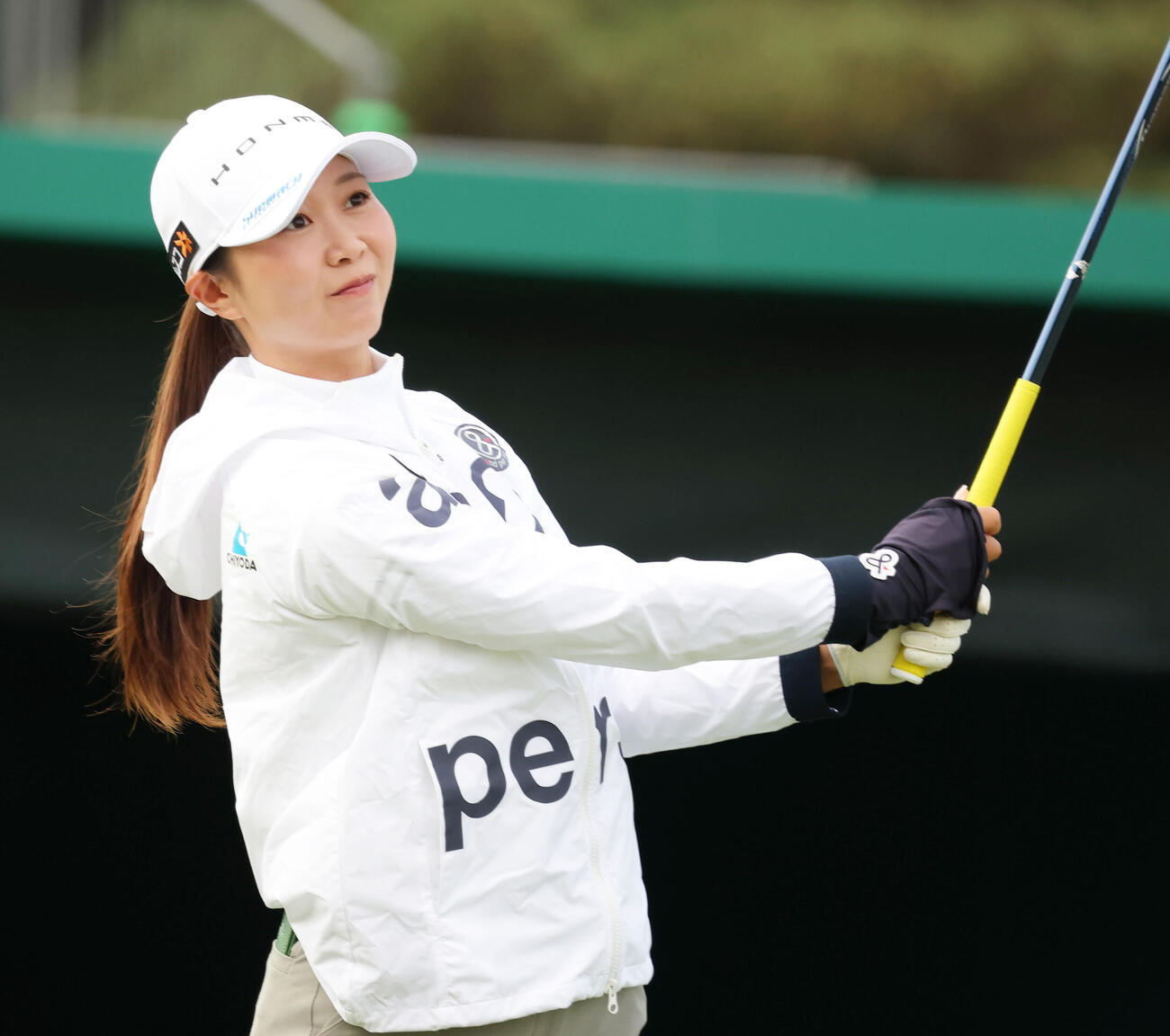 プロアマ戦　ティーショットを放つ金沢志奈（撮影・上山淳一）
