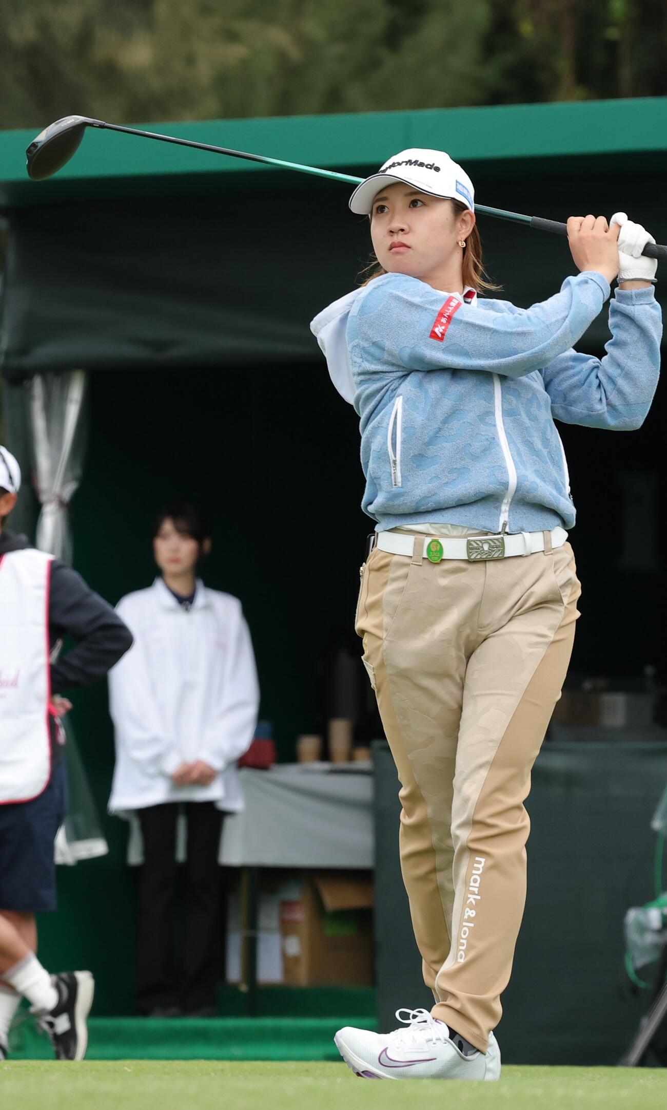 1番、ティーショットを放つ泉田（撮影・上山淳一）