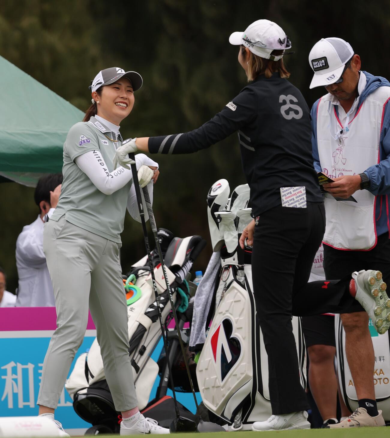 1番、スタートを前にペ・ソンウ（手前）と笑顔で話す大里（撮影・上山淳一）