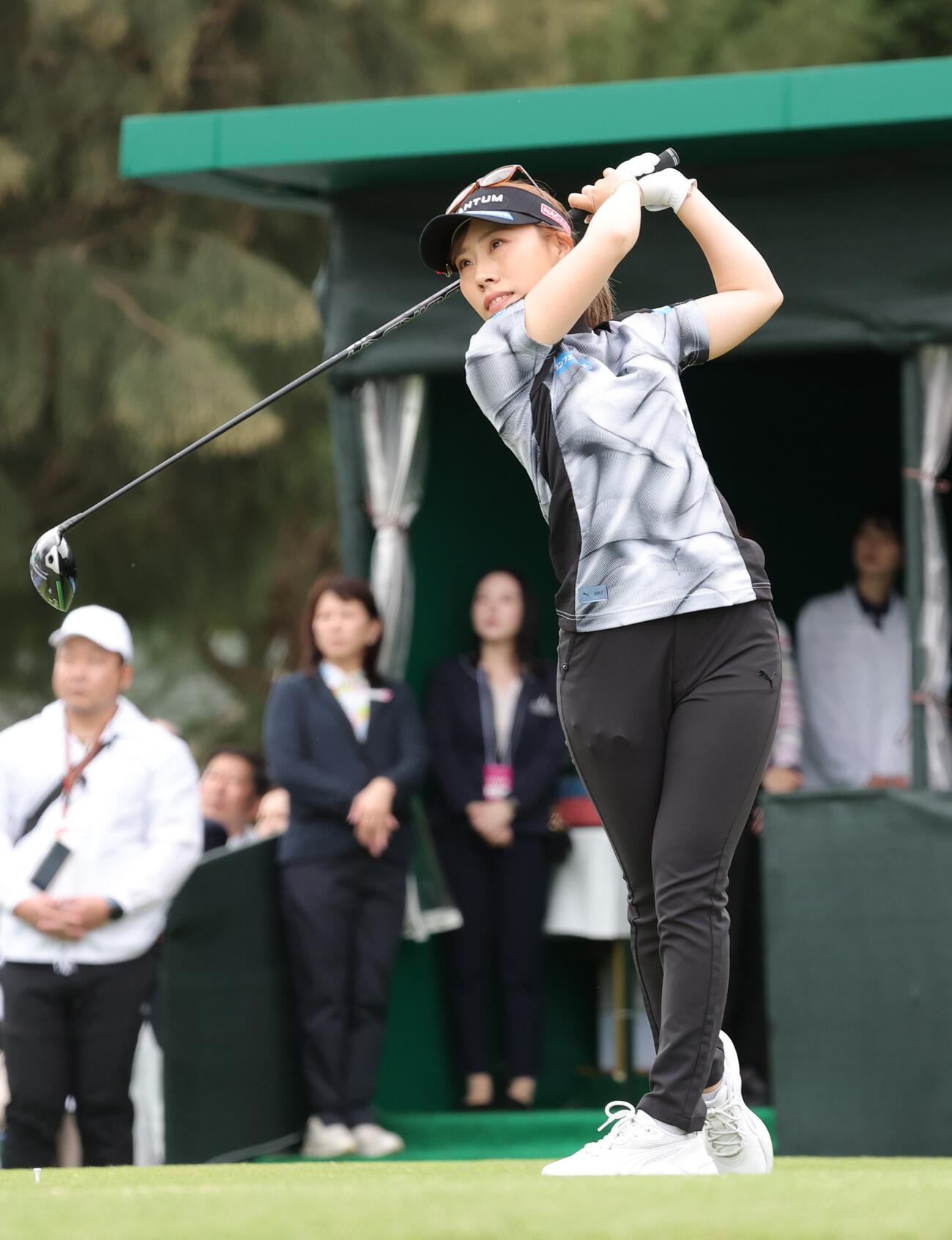 1番、ティーショットを放つ木村（撮影・上山淳一）