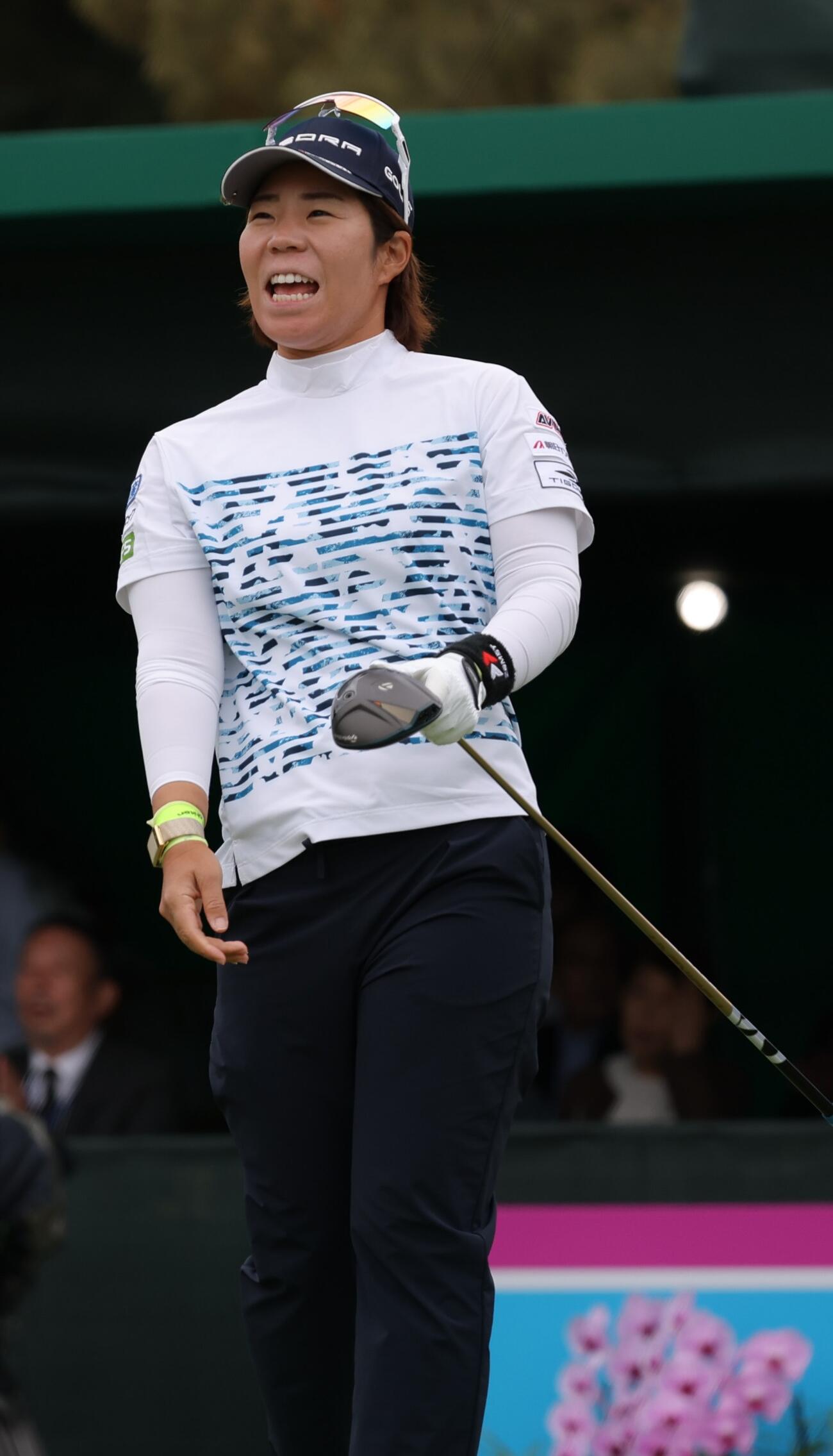 1番、ティーショットを放つ穴井（撮影・上山淳一）