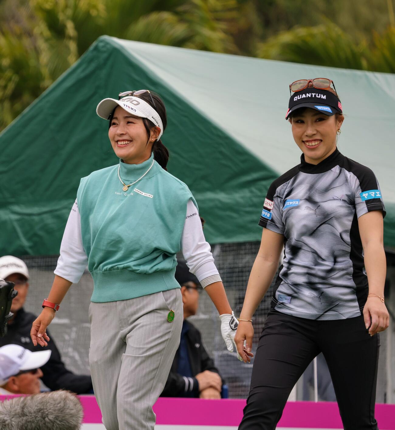 1番、ティーショットを放ちセカンド地点へ向かう青木瀬（左）と木村（撮影・上山淳一）