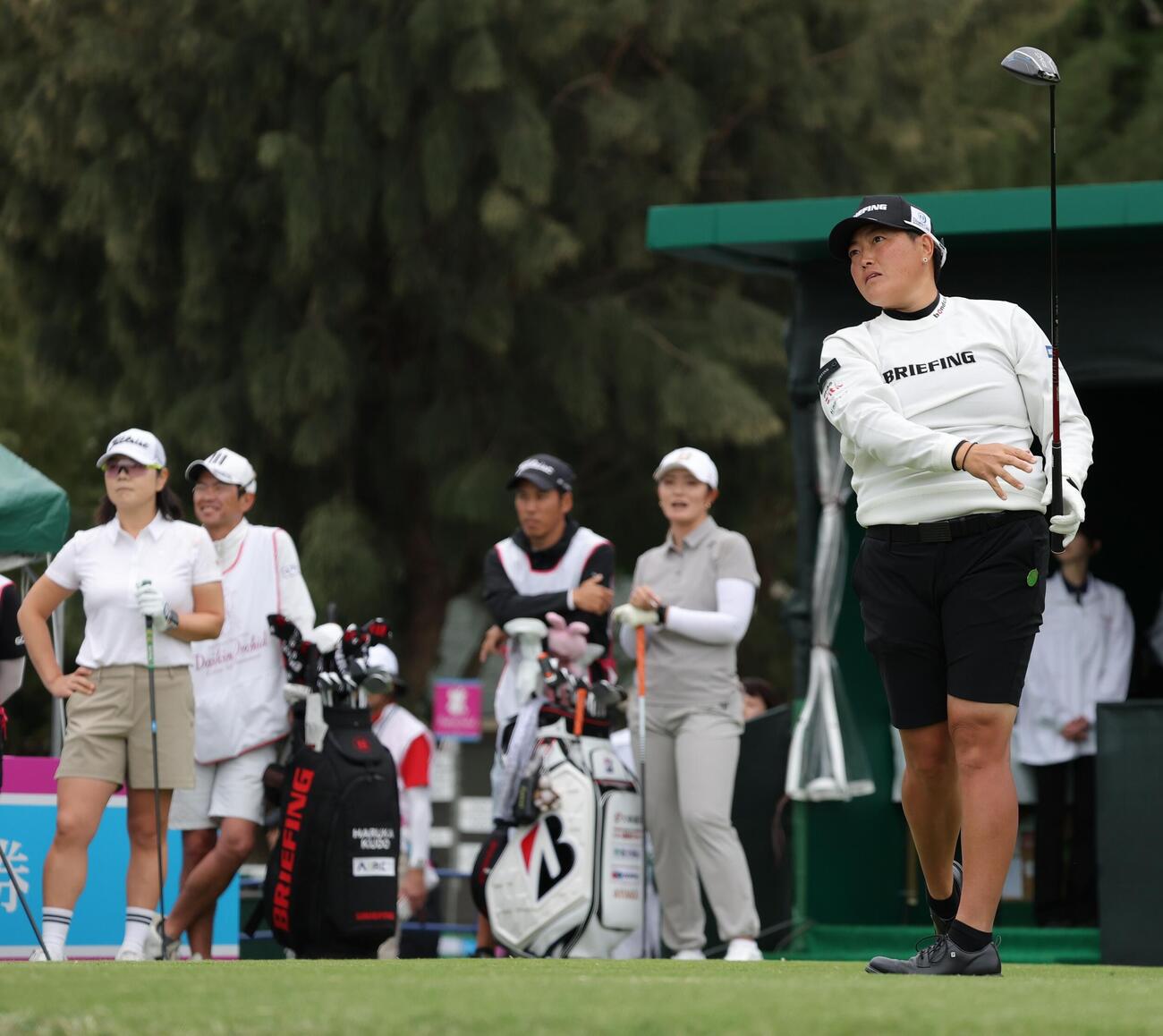 1番、ティーショットを放つ工藤（右）（撮影・上山淳一）