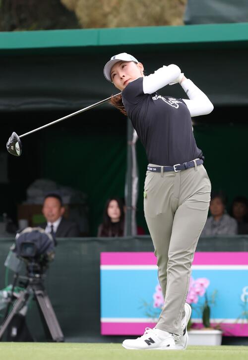 1番、ティーショットを放つ鶴岡（撮影・上山淳一）