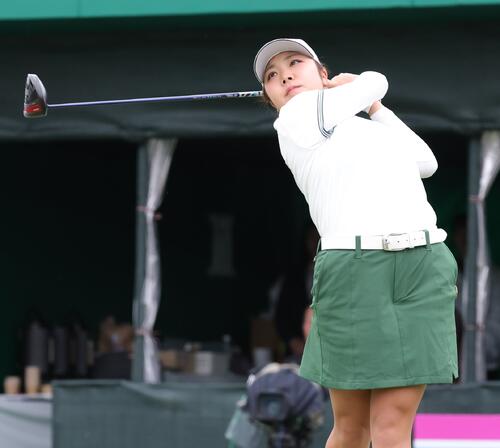 1番、ティーショットを放つ大久保（撮影・上山淳一）