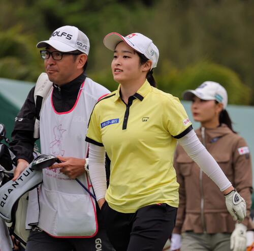 1番、ティーショットを放ちセカンド地点へ向かうウー・チャイェン（撮影・上山淳一）