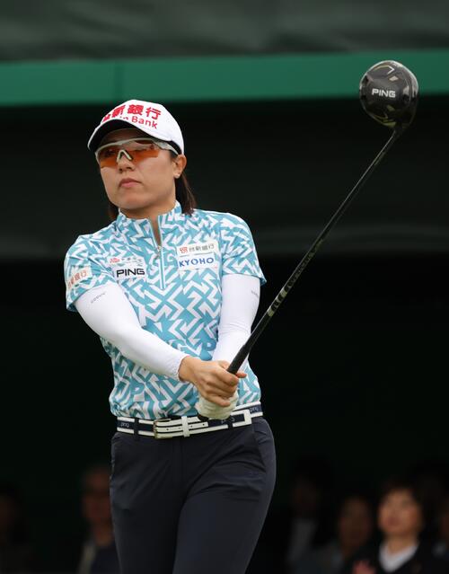 1番、ティーショットを放つサイ・ペイイン（撮影・上山淳一）