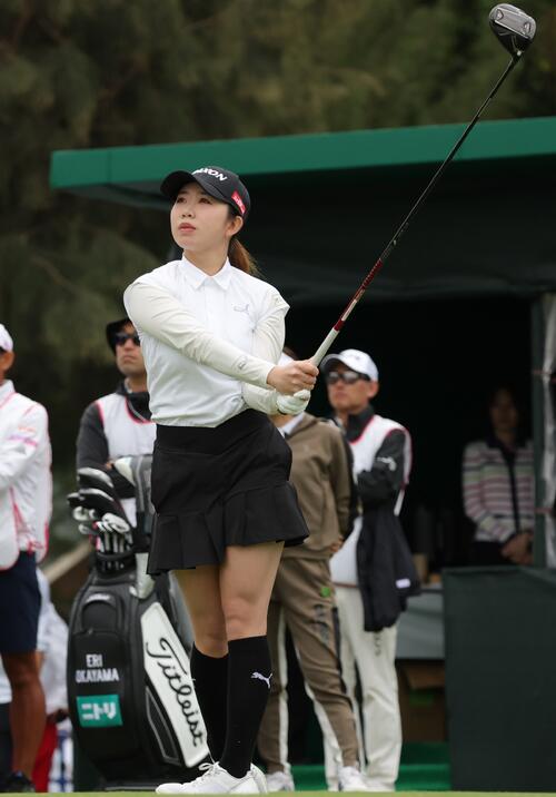 1番、ティーショットを放つ内田（撮影・上山淳一）