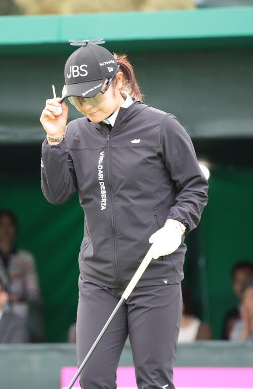 1番、ティーショットを前に一礼する藤田（撮影・上山淳一）