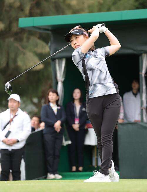 1番、ティーショットを放つ木村（撮影・上山淳一）
