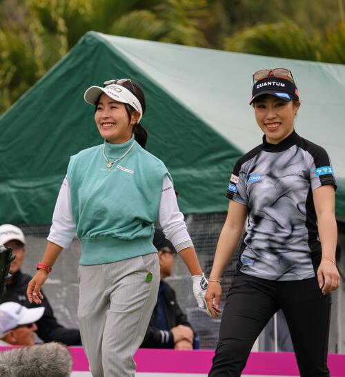 1番、ティーショットを放ちセカンド地点へ向かう青木瀬（左）と木村（撮影・上山淳一）