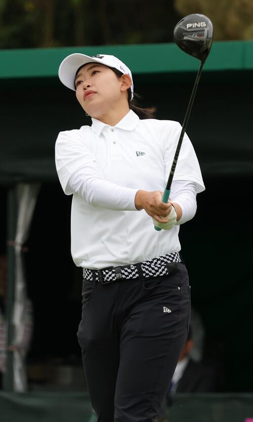 1番、ティーショットを放つ荒川（撮影・上山淳一）