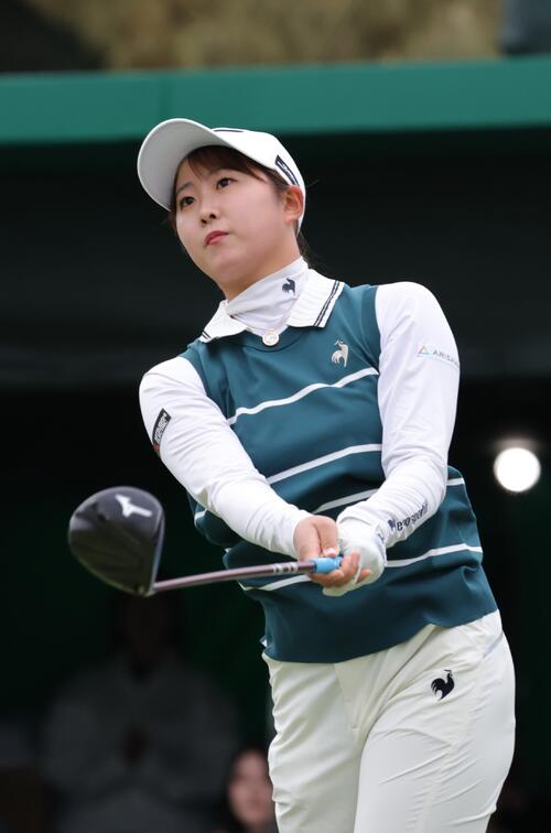 1番、ティーショットを放つ稲垣（撮影・上山淳一）