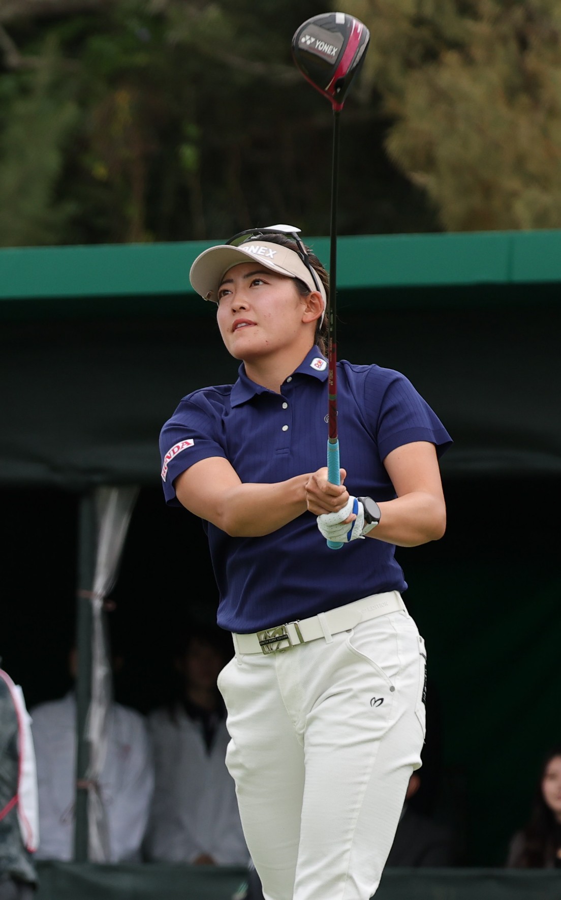 1番、ティーショットを放つ岩井千（撮影・上山淳一）