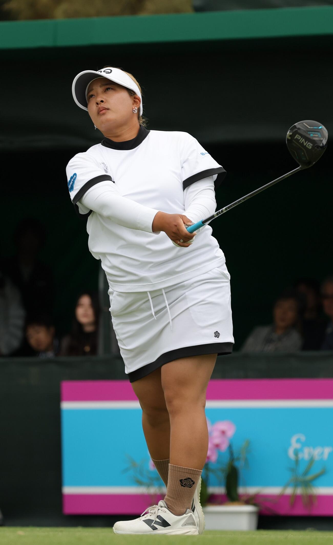 1番、ティーショットを放つ鈴木（撮影・上山淳一）