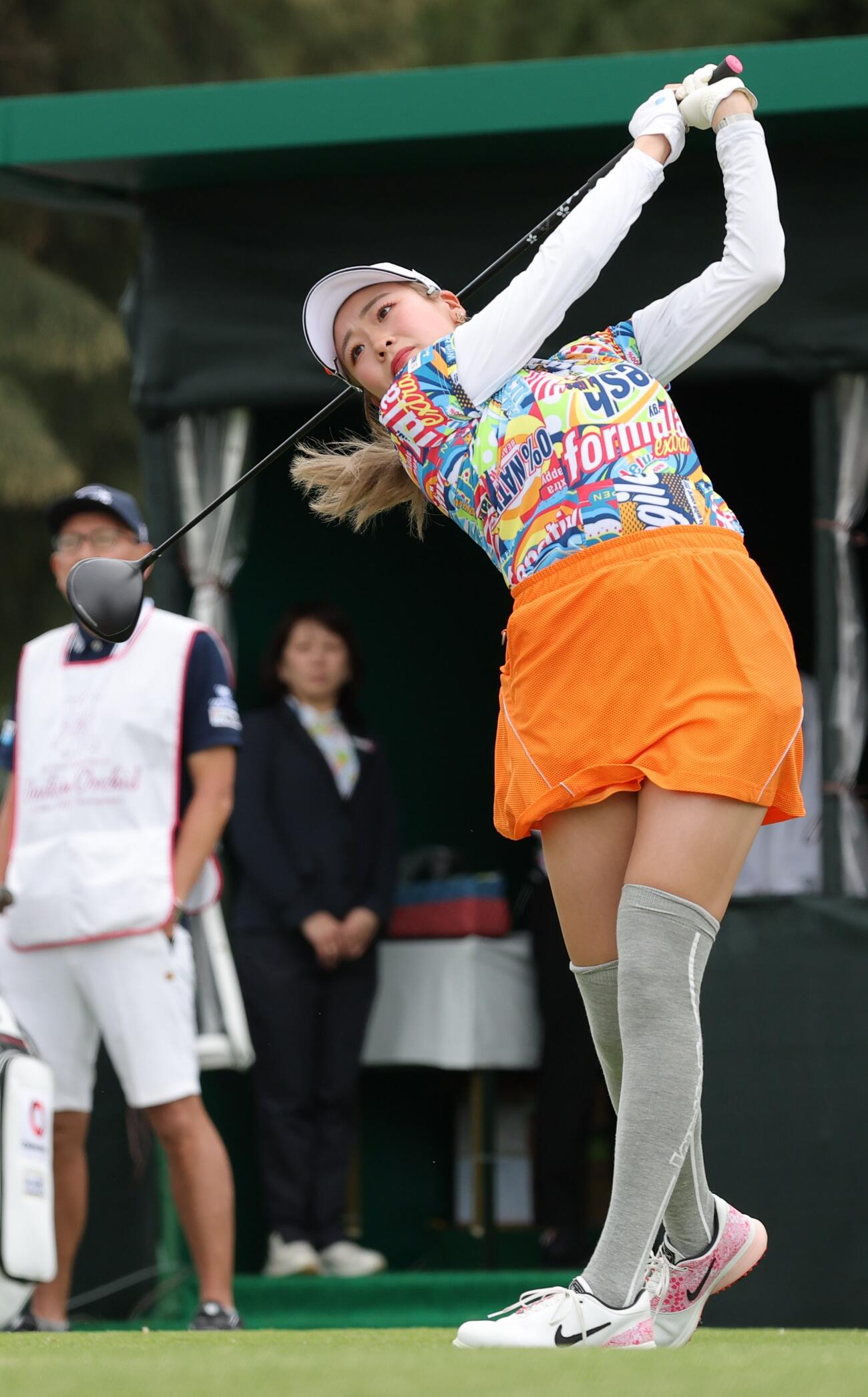 1番、ティーショットを放つ桑木（撮影・上山淳一）