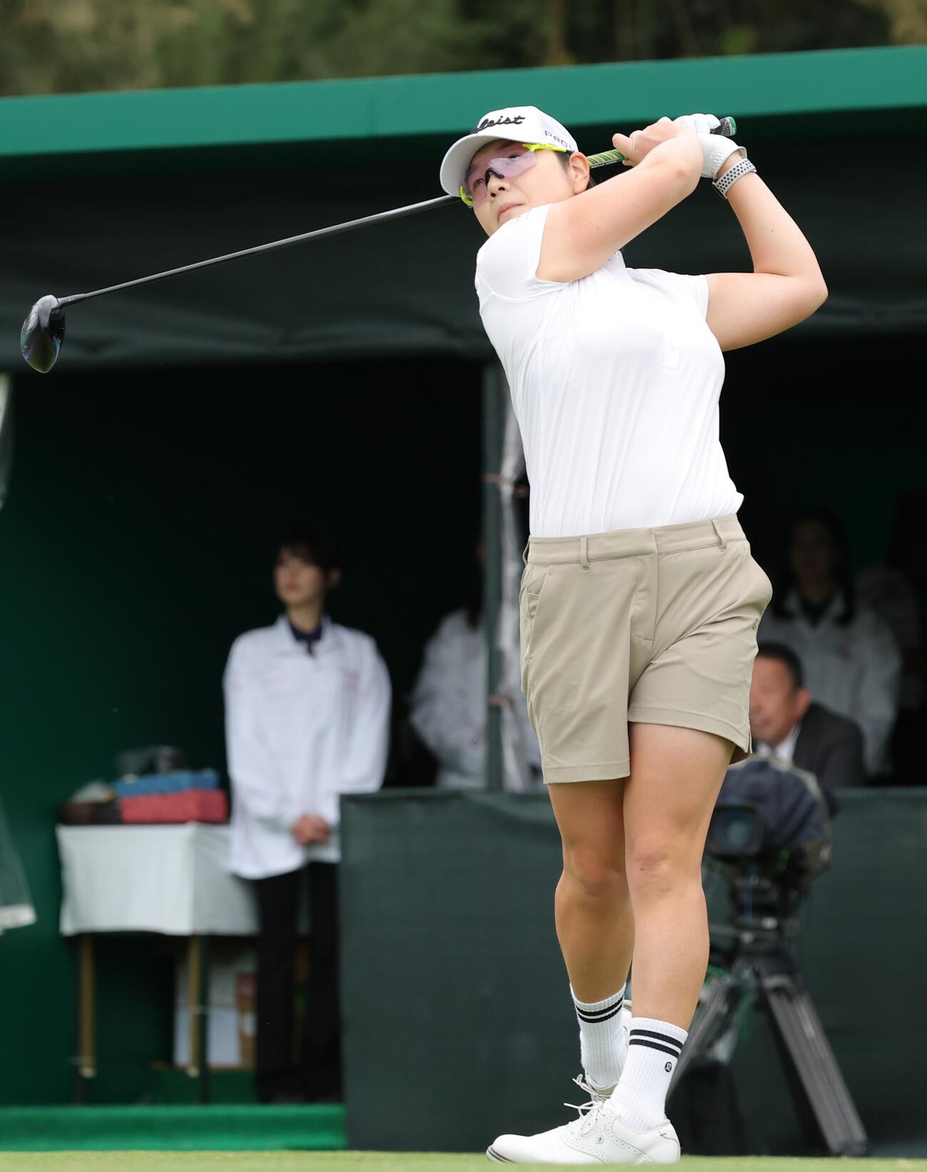1番、ティーショットを放つイ・ミニョン（撮影・上山淳一）