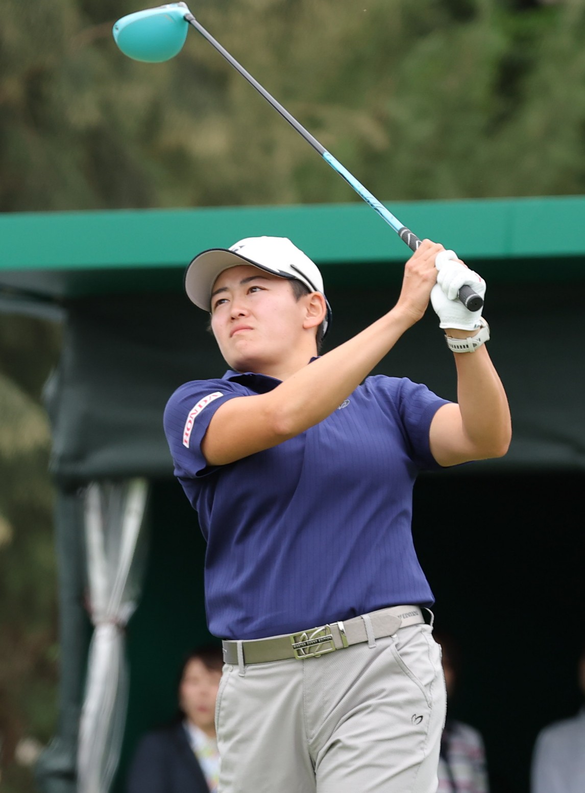 1番、ティーショットを放つ岩井明（撮影・上山淳一）
