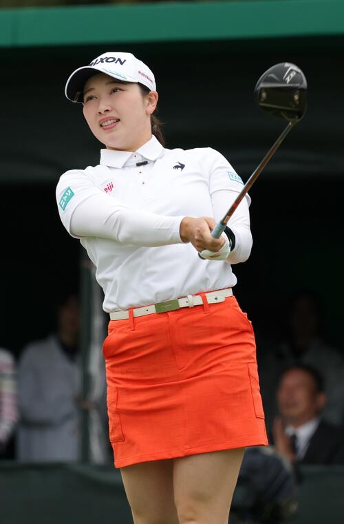 1番、ティーショットを放つ小祝（撮影・上山淳一）